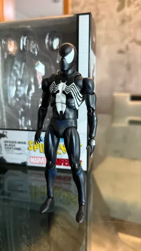 Homem Aranha Blacksuit Mafex
