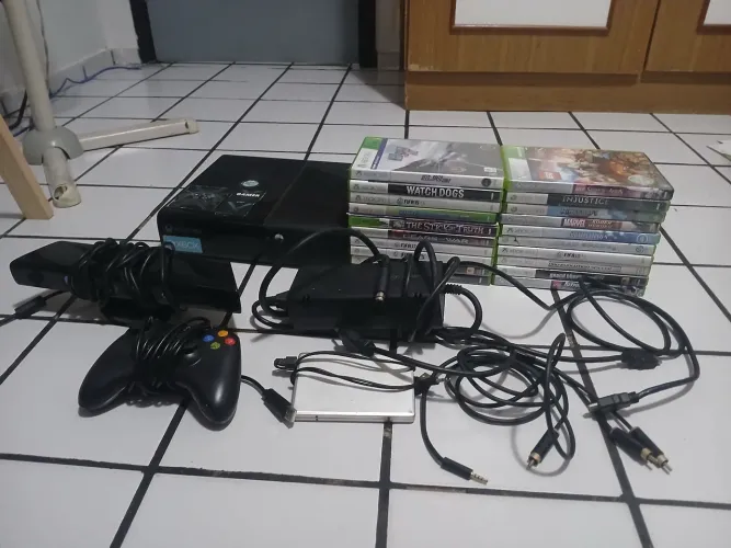 Xbox 360 Super Slim + Kinect + HD + 16 Jogos Originais (GTA V, Minecraft e +)