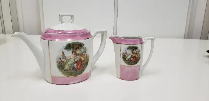 Bule e Cremeira em Porcelana para Colecionadores