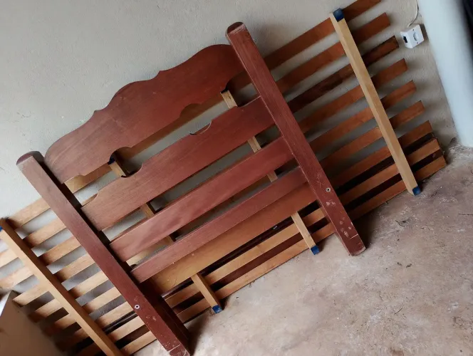 Cama solteiro de madeira maciça