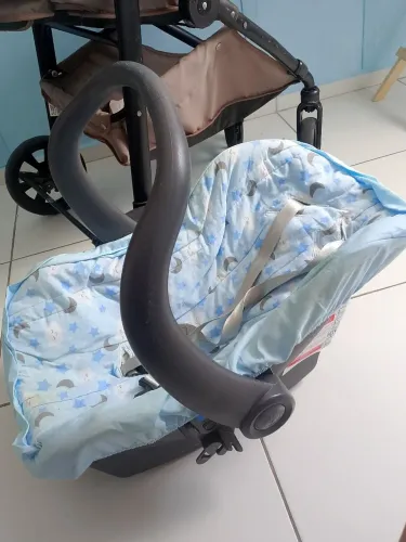 Bebê conforto semi-novo