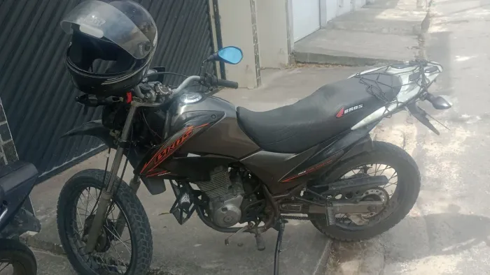 Vendo moto Bros pneus bons documentos em dias em ponto de transferência aceito troco por c