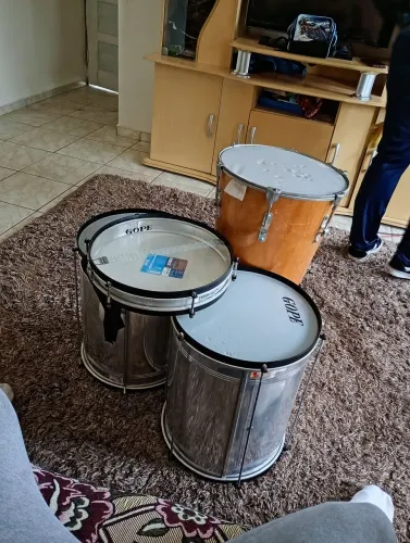 Instrumentos para torcidas de futebol ou fanfarras 