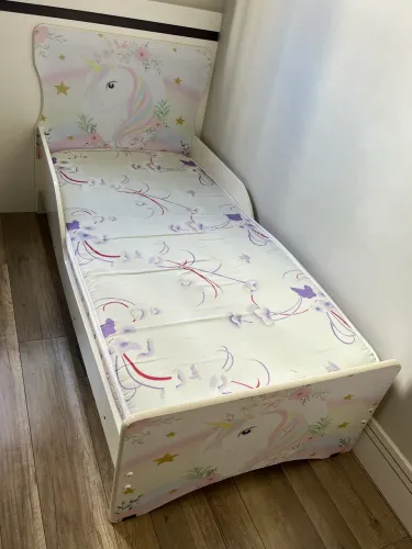 Cama infantil com colchão figura de unicórnio