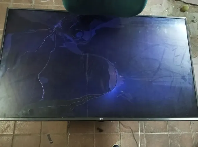 TV LG 49UJ6565 PARA CONCERTO OU RETIRAR PEÇA TELA QUEBRADA