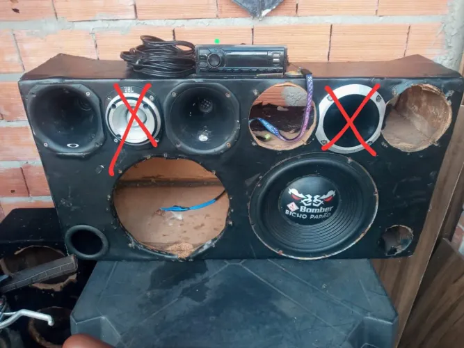 VENDO CAIXA DE SOM vai duas cornetas um módulo e uma fonte chaveada mais informações PV