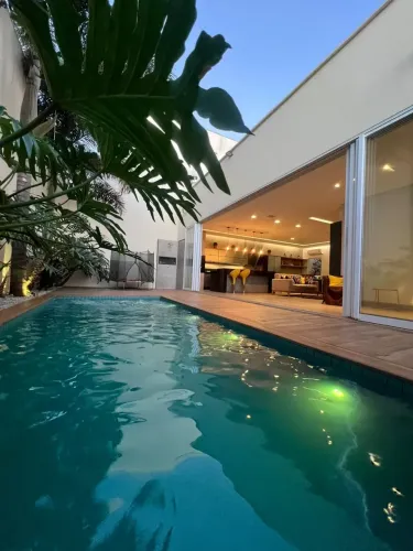Casa à venda em Rio Verde com espaço amplo, churrasqueira, piscina, armários embutidos e 3