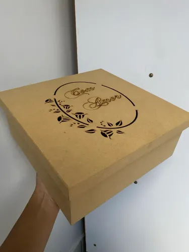 Caixa em MDF com carinho em laser - 25x25x10
