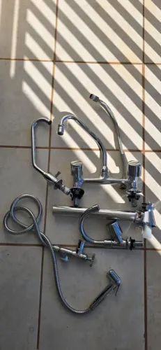 Duas torneiras de cozinha e uma ducha íntima para banheiro.