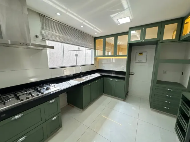 Sobrado, 6 quartos, 4 suítes, 303 m², 4 vagas no Goiânia 2 em Goiânia