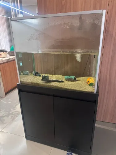 Vendo aquário com móvel aproximadamente 300 litros