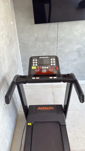 Esteira semi profissional novíssima usada apenas 5 vezes