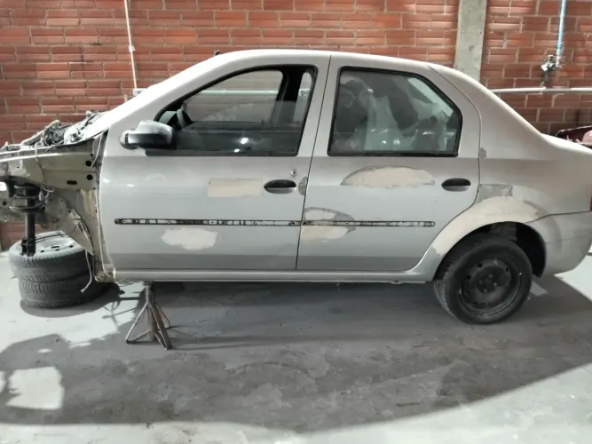 Carro batido pra arrumar Logan 2010