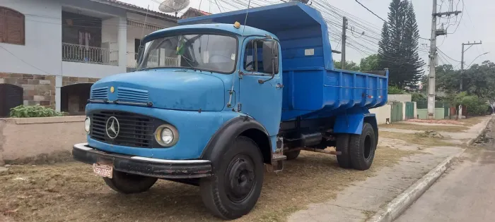 Caminhão toco caçamba articulada freio a ar e direção hidráulica