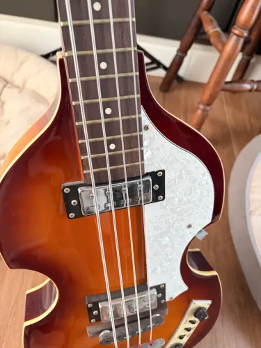 Baixo Höfner B-Bass HI-Series - Violin Bass - Estilo Beatles