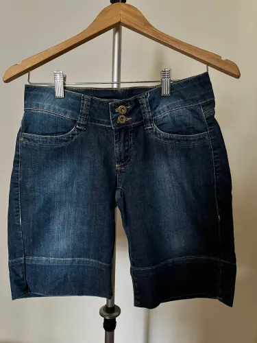 Bermuda Y2K jeans - cintura baixa.Tam. 36.Jeans de muita qualidade. Bainha original.