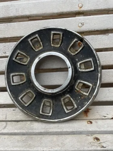 Calota Automotiva Antiga de Metal Preta e Cromada - Vintage