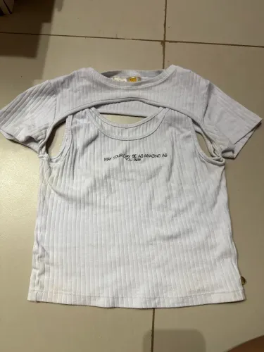 Blusa branca moderna