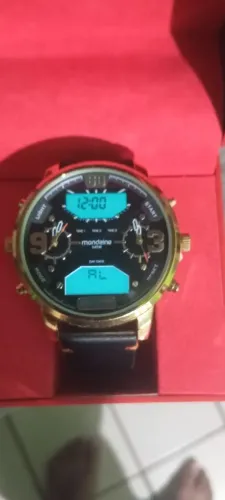 Relógio Mondaine dourado 