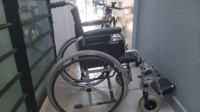 Cadeira de Rodas Ottobock e Cadeira de Banho dellamed Super Novas