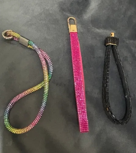 kit três alças de pulso para celular em strass