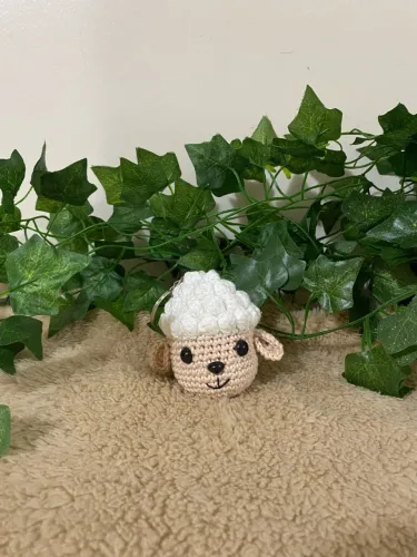 Chaveiro ovelha amigurumi 