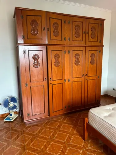Guarda-roupa compacto