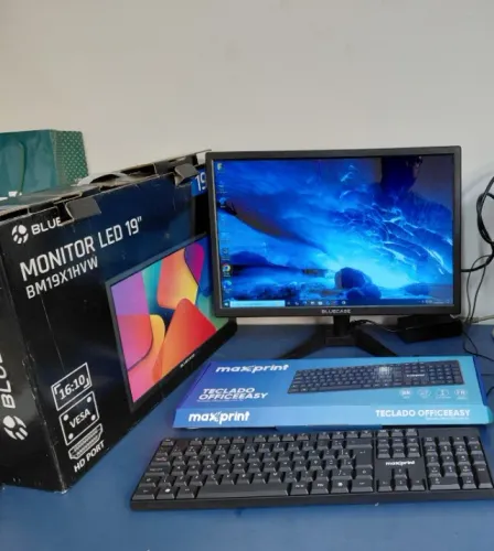 Monitor 19 Novo Saída Hdmi e Vga Completo na Caixa Porem tem uma Linha Finíssima