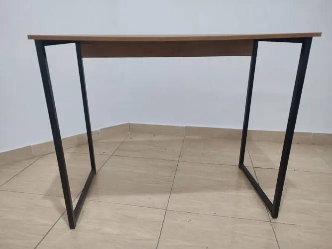 Escrivaninha simples de madeira com base de ferro. Boa para apoiar notebook e estudar 