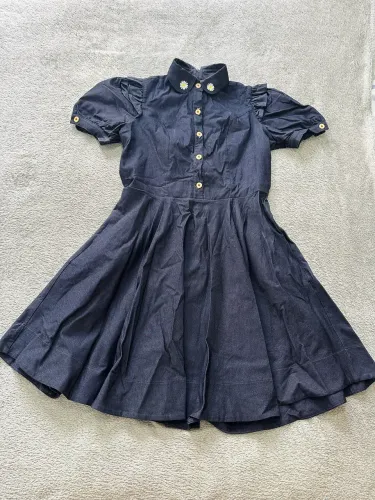 Vestido retrô em jeans de alto padrão e acabamento em alfaiataria