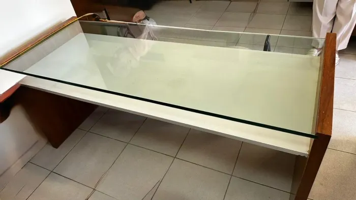 Mesa de escritório com tampo de vidro 