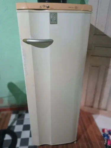 Vendo geladeira, boa condição funcionando tudo... ótimo estado. ! 
