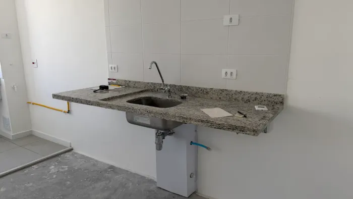 Bancada de granito branco dallas com cuba e torneira tramontina