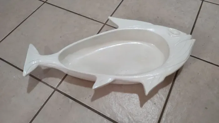 Baixela decorativa em cerâmica estilizada formato de peixe.