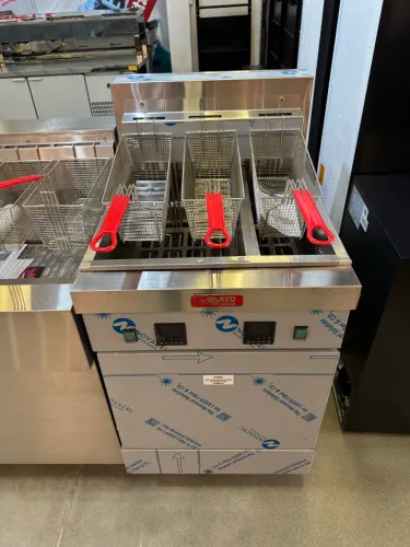 Fritadeira Elétrica Bipartida 38L 380V Trifásica Capacidade do cesto até 2Kg