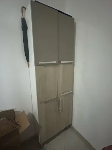 Estante fechada para utensílios