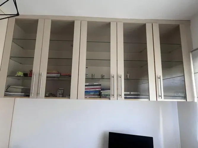 Armário Aéreo Planejado de Parede / Cristaleira em MDF Amadeirado com Portas de Vidro