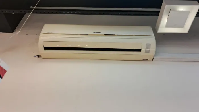 Split quente e frio 30 mil btus  220V
