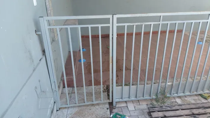 Grade de ferro pronta pra canil ou cerca, com porta.
