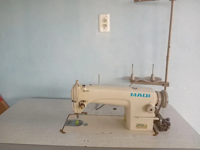 Vendo uma maquina reta industrial valor 1.100 meu zap *