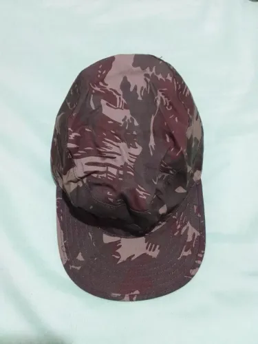Boné camuflado