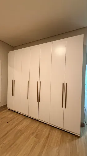Vende-se guarda roupa 7 portas