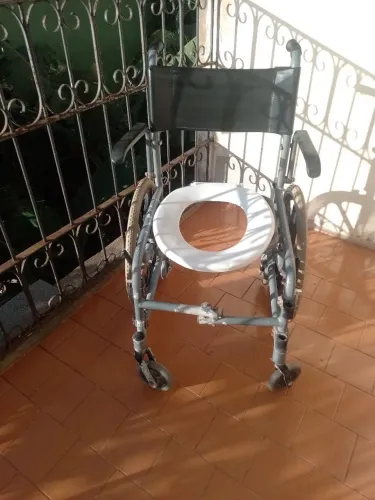 CADEIRA DE RODAS PARA BANHO, USADA EM BOA CONDIÇÃO, BOA MOBILIDADE, ATÉ 100 KG, 65 REAIS