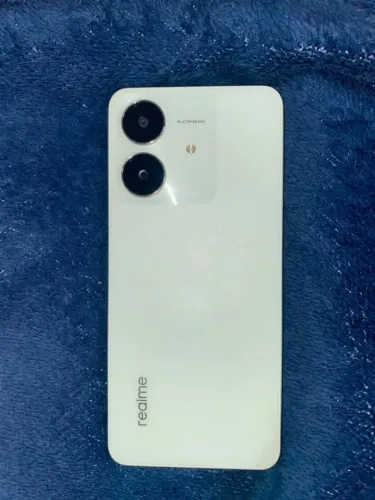 Celular realme note com a tela quebrada
