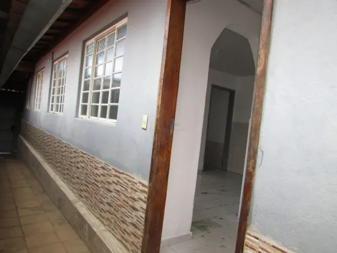 CASA DOIS QUARTOS COM ENTRADA COLETIVA