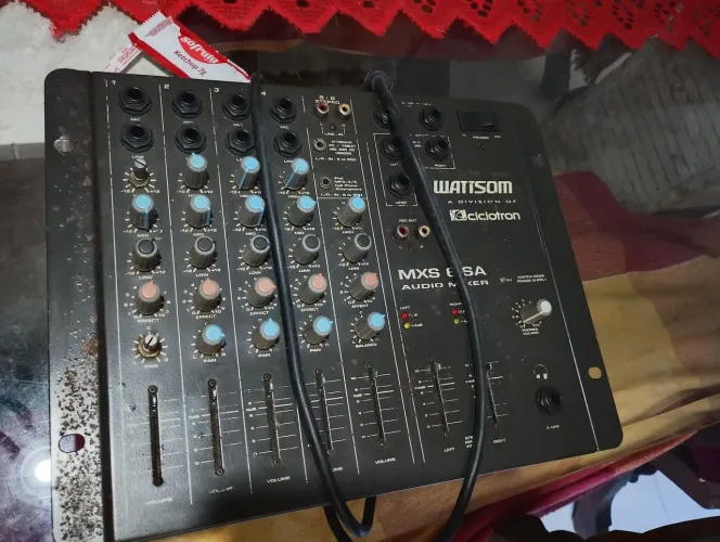 (Rô L) vende Mesa de som com 8 entradas Wattson