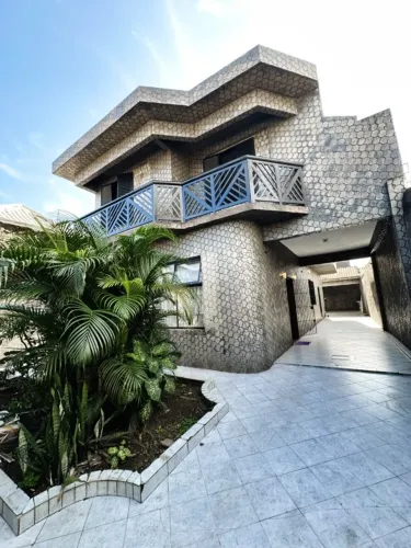 Sobrado Independente com 3 Dormitórios, Suíte, Hidro, Closet e Sacada na Ocian, 300 m2