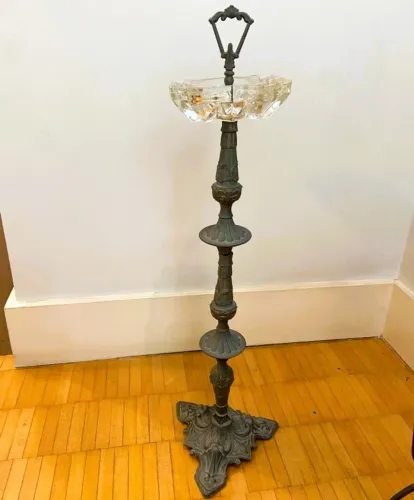Belíssimo Cinzeiro de Pedestal Vintage.