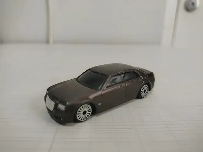 Miniatura Chrysler 300 C Maisto 1/64 Violeta