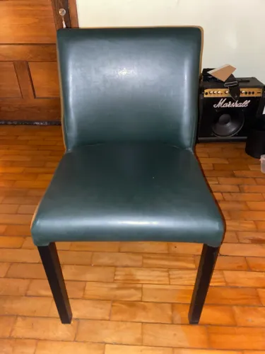 Poltrona confortável em verde musgo